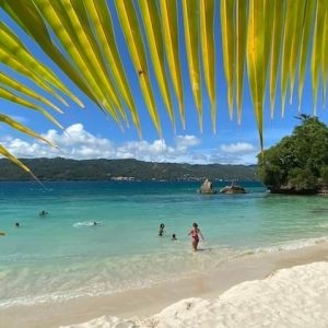 Détendez-vous sur la plage paradisiaque de Cayo Levantado !